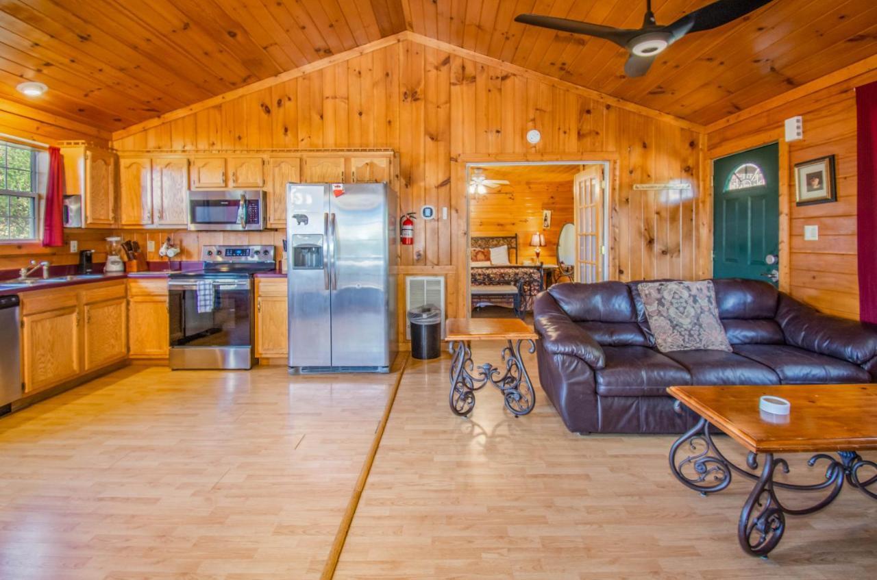 Holiday home Ladybug Romantic With Mountain Views, Game Room, Close To Dollywood