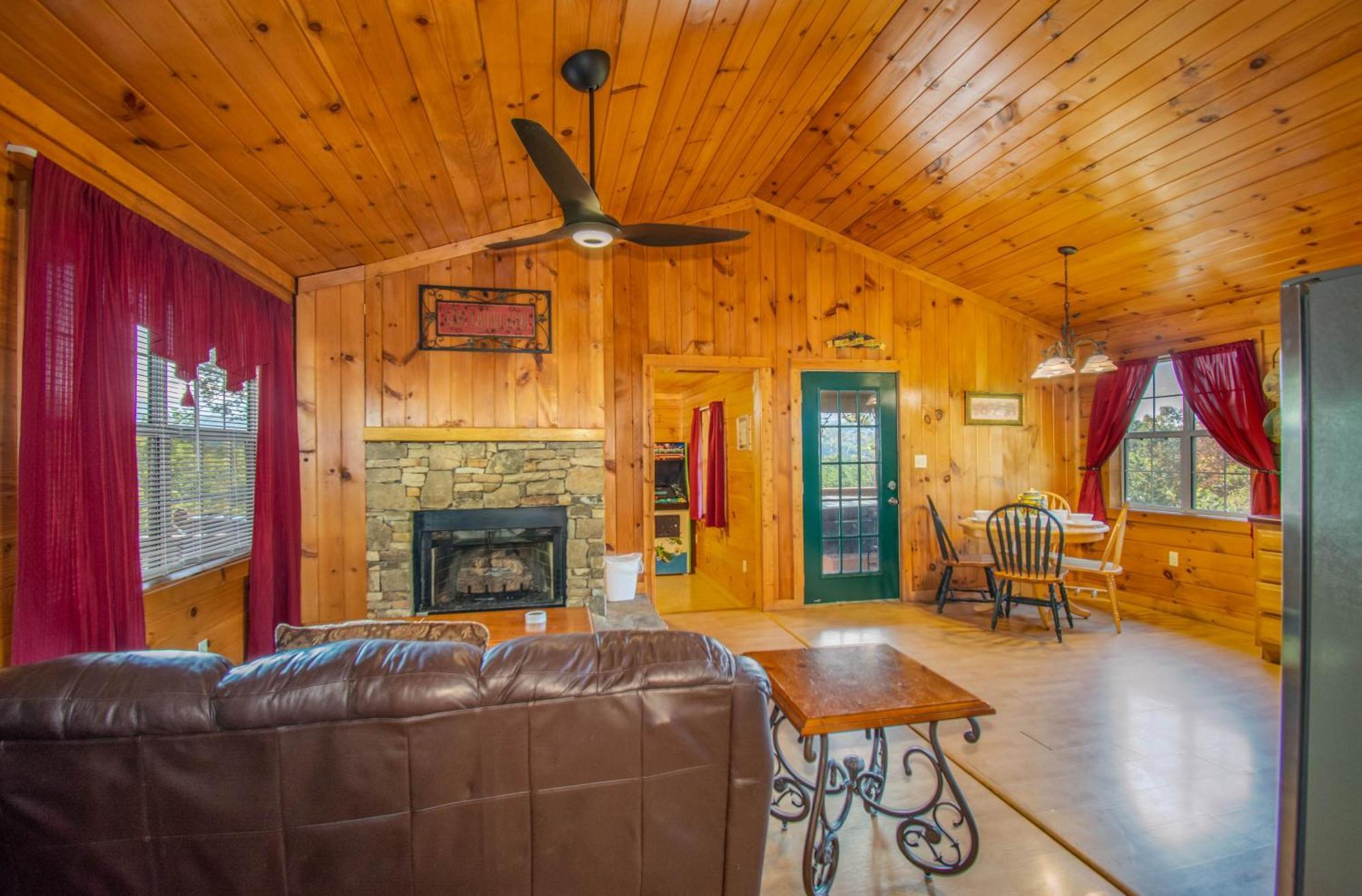 Ladybug Romantic With Mountain Views, Game Room, Close To Dollywood * Sevierville