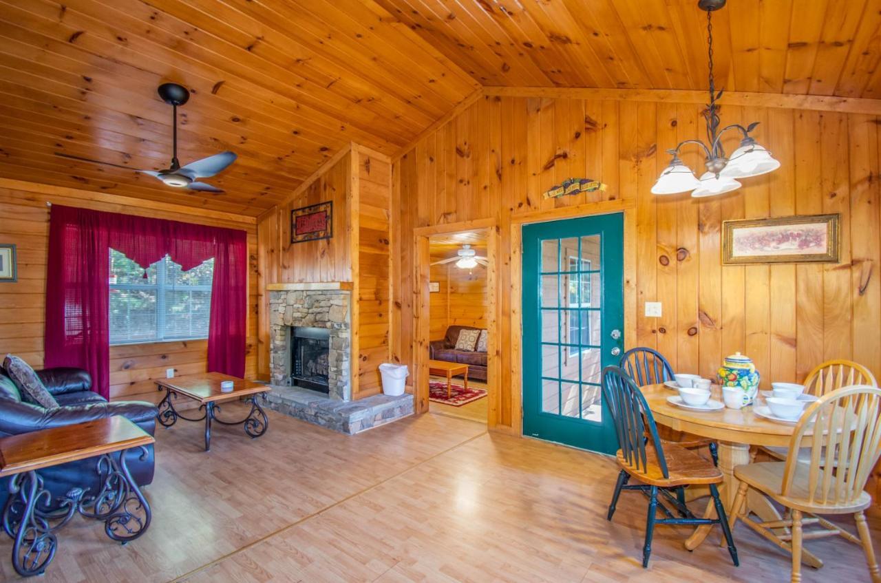 Holiday home Ladybug Romantic With Mountain Views, Game Room, Close To Dollywood *
